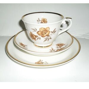 ARABIA FINLAND MYRNA CUPS, SAUCERS AND PLATES - SET OF 4